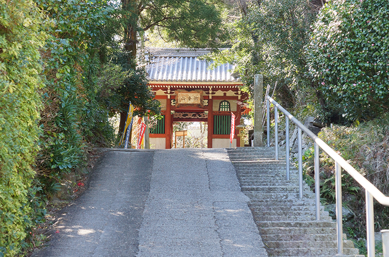 山門への坂